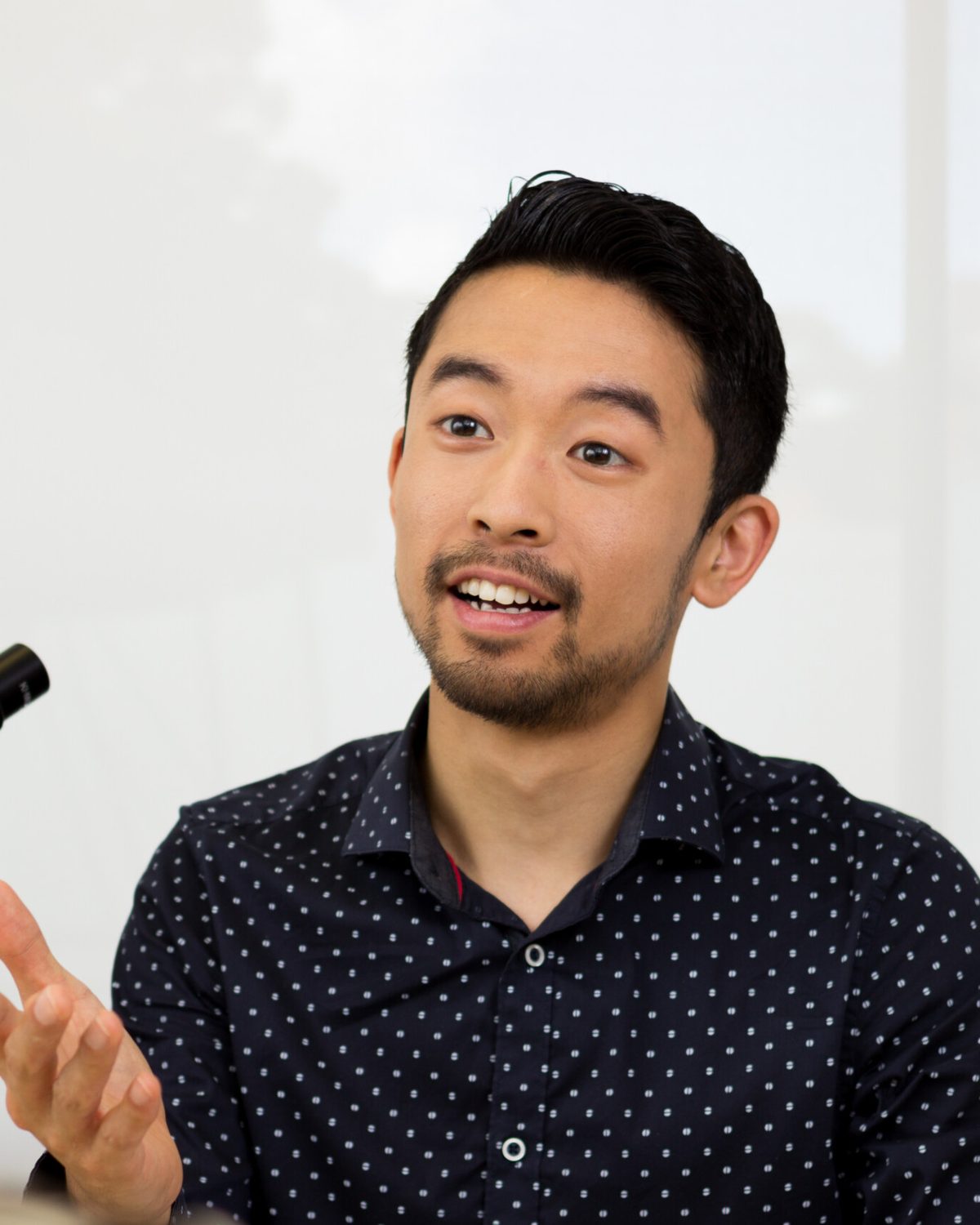 Kohei Iguchi talking with a patient across the consulting-room desk